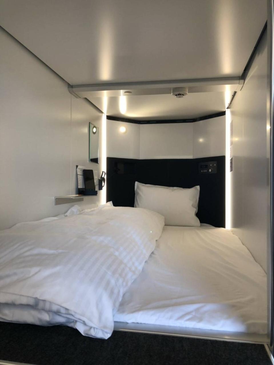 Hearts Capsule Hotel & Spa Hakata Фукуока Екстериор снимка